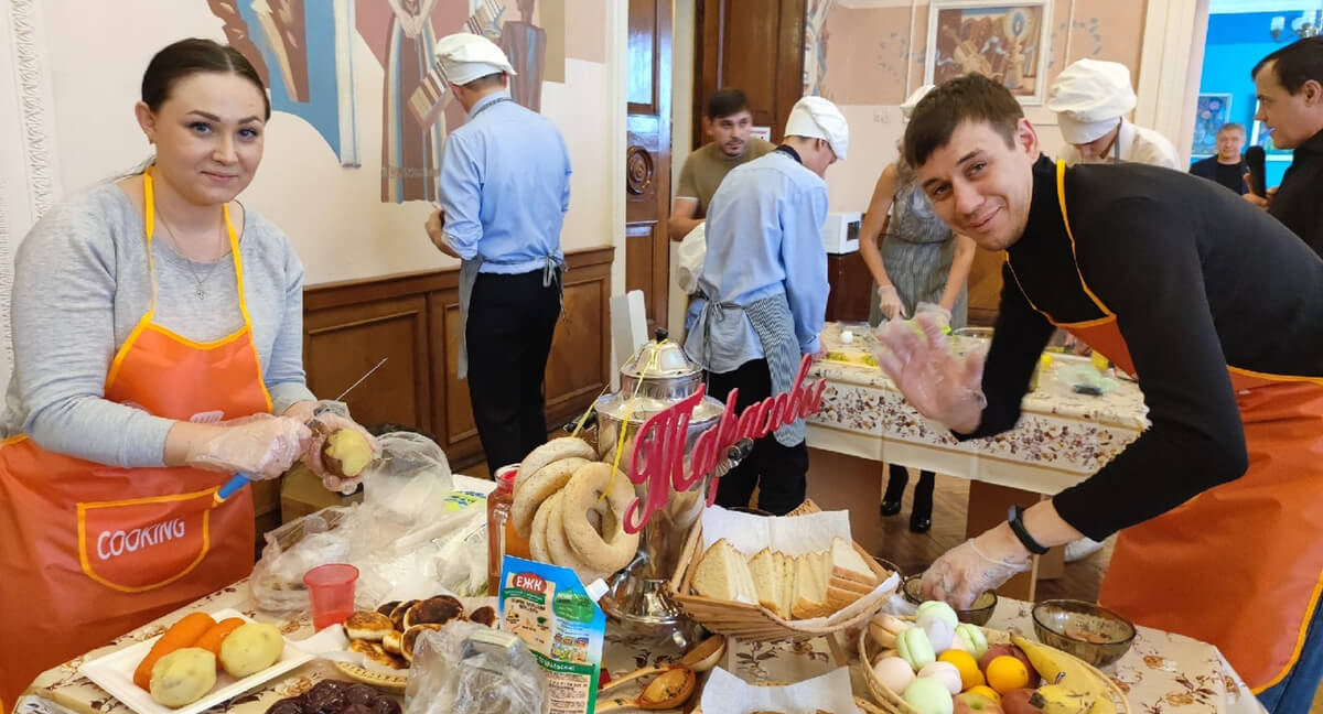 Семья Тарасовых готовит русские горшочки